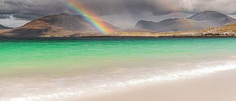 En la playa, camastros y toallas de playa