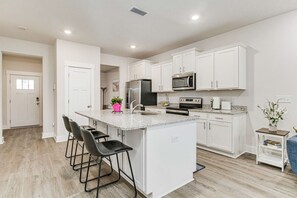 ثلاجة، ميكروويف، فرن، موقد طهي مسطح