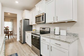 ثلاجة، ميكروويف، فرن، موقد طهي مسطح