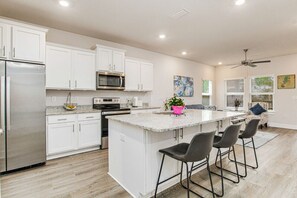 Fridge, microwave, oven, stovetop - Blue Heron Cove on Perdido Key! (Pensacola)