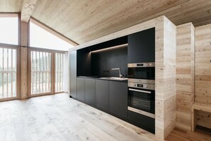 Kühlschrank, Ofen, Herdplatte, Esstisch