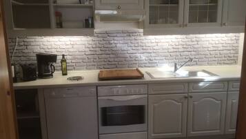 Fridge, oven, stovetop, dishwasher