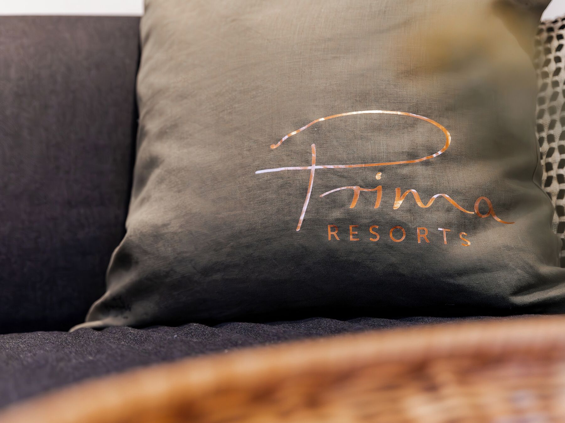 Un coussin orné du texte « Prima Resorts ».