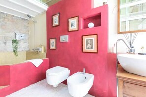 Dusche, Haartrockner, Bidet, Handtücher