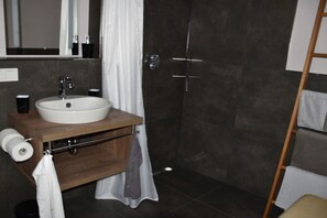 Douche, sĂšche-cheveux, serviettes fournies