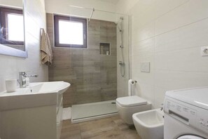 Shower, bidet - Nina with a heated pool (Loborika)
