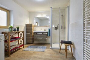 Dusche, Haartrockner, Handtücher