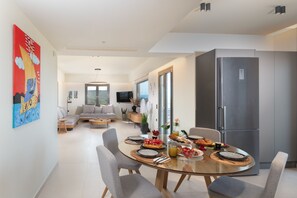 Villa Panoramic | Vardagsrum | 55-tums smart-tv med kabelkanaler