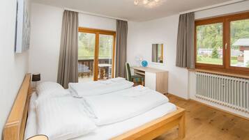 8 Schlafzimmer, Bügeleisen/Bügelbrett