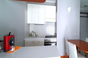 Fridge, stovetop, dishwasher