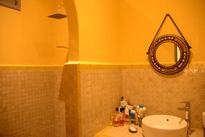 シャワー、タオル、石鹸、トイレットペーパー