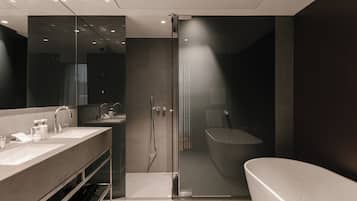 Deluxe tweepersoonskamer, terras | 1 slaapkamer, een kluis op de kamer, verduisterende gordijnen