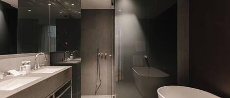 Deluxe tweepersoonskamer, terras | Een kluis op de kamer, verduisterende gordijnen, gratis wifi