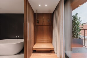 Quarto casal luxo, terraço | Frigobar, cofres nos quartos, cortinas blackout, Wi-Fi de cortesia