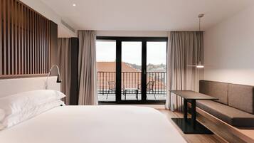 Deluxe tweepersoonskamer, terras | 1 slaapkamer, een kluis op de kamer, verduisterende gordijnen