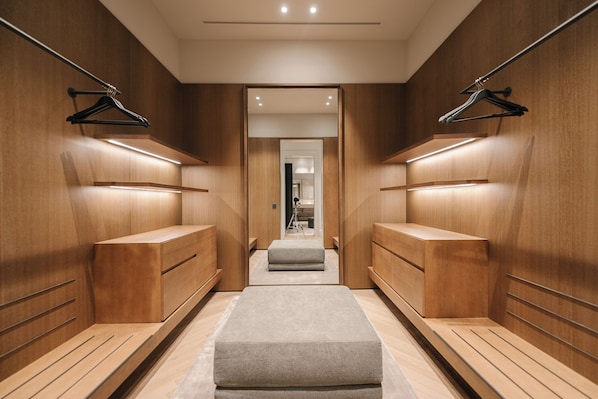 Deluxe Suite with Spa Access | Safe på rommet, blendingsgardiner og wi-fi (inkludert)