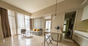 Appartamento Exclusive | Area soggiorno | TV a schermo piatto 43 pollici con canali via cavo
