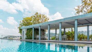 Una piscina al aire libre