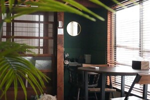 客房 | 1 多间卧室、特色装修、办公桌、床单