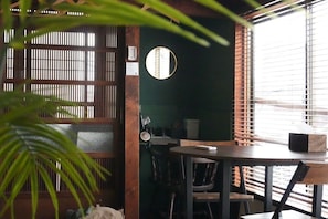 Decoración personalizada, escritorio y ropa de cama