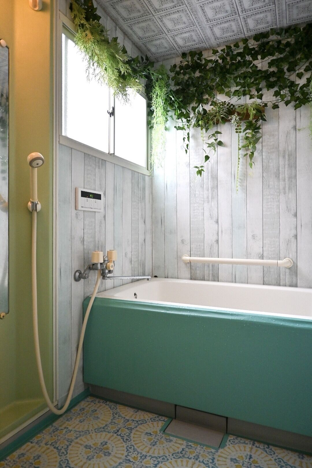 Combined shower/tub, deep soaking tub, hair dryer, slippers