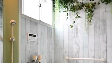 Combined shower/tub, deep soaking tub, hair dryer, slippers