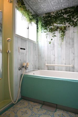 Combined shower/bathtub, deep-soaking bathtub, hair dryer, slippers - SYMPOSION Locanda (Kamakura)
