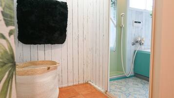 Duschwanne, Komfortbadewanne, Haartrockner, Hausschuhe