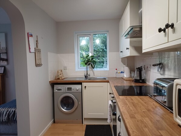 Business Apartment | Private kitchen | Fridge, microwave, oven, toaster - White Door Malt - Huku Kwetu (Dunstable)