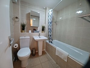 Business Apartment | Bathroom | Free toiletries, hair dryer, towels, soap