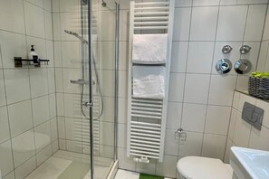 Ducha, secador de pelo, toallas, jabón