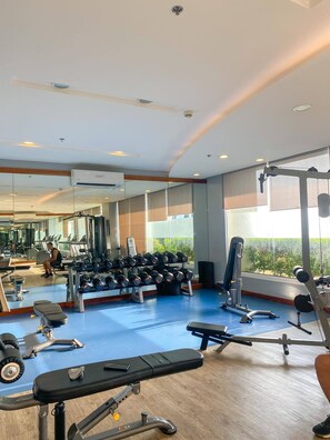 Fitness facility - Cozy 1-bedroom condo in beautiful Makati with WiFi, Gym, Game room, Netflix (Makati)