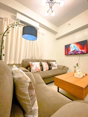 Smart TV - Cozy 1-bedroom condo in beautiful Makati with WiFi, Gym, Game room, Netflix (Makati)