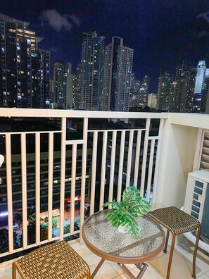 Property grounds - Cozy 1-bedroom condo in beautiful Makati with WiFi, Gym, Game room, Netflix (Makati)