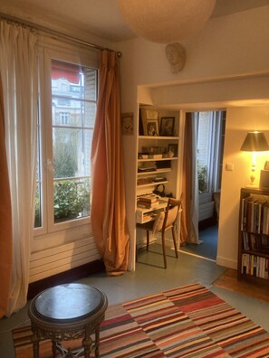 Interior - Appartement Deux Pièces Cuisine Très Bien Situé sur une Butte Très Calme (Paris)