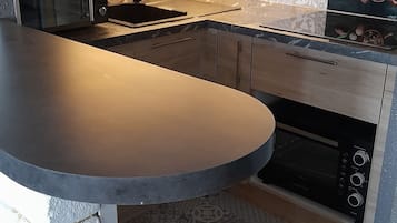 Refrigerador, microondas, horno y utensilios de cocina