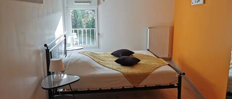 5 bedrooms, iron/ironing board, free WiFi, bed sheets