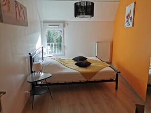 5 bedrooms, iron/ironing board, free WiFi, bed sheets