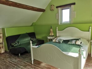 5 bedrooms, iron/ironing board, free WiFi, bed sheets