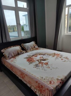 3 soverom, wi-fi (mot et tillegg) og sengetøy