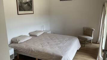 3 slaapkamers, een strijkplank/strijkijzer, reisbedje, wifi