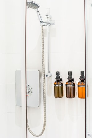 Classic Apartment, City View | Bathroom | Shower, rainfall showerhead, hair dryer, towels