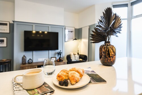 Crescent Apartments-Newport City Centre