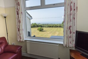 TV, DVD player - Croeso i Faircroft 5 star self-catering for 2 people with sea views in Rhossili. (Swansea)