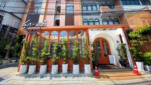 A building with a sign reading "SOCK KAT BISTRO".