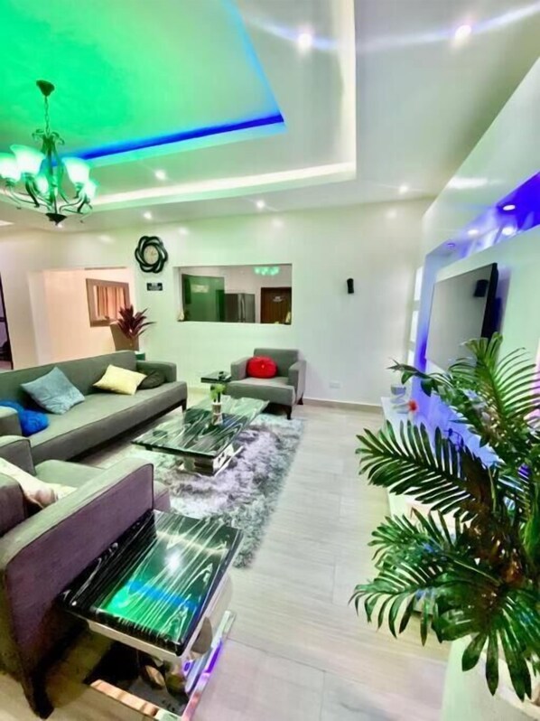 Executive Room | 1 bedroom, free minibar items, in-room safe, individually decorated - 908 Apartments (Abuja)