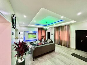 Executive Room | 1 bedroom, free minibar items, in-room safe, individually decorated - 908 Apartments (Abuja)