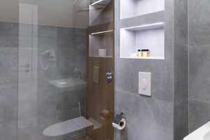 Luxury Studio | Bathroom