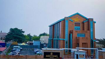 Un moderno edificio de hotel con un cartel que dice "MEETHAQ HOTELS".
