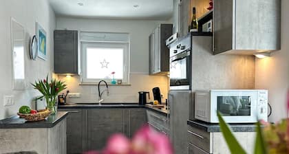 Modern, ruhig gelegen mit Terrasse und Garten, in der Nähe der Bruchhauser Steine